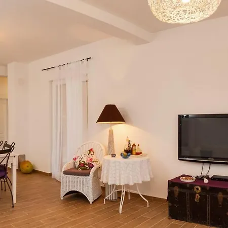 Milna Sleeps 6 Pool Air Con Wifi *